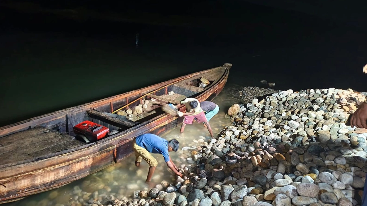 সিলেটে এক রাতে উদ্ধার ১২ হাজার ঘনফুট চুরি হওয়া সাদা পাথর